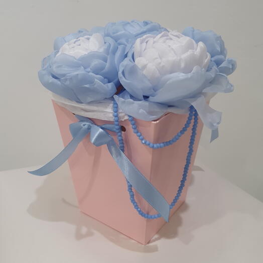 Букет из 7 пионов в розовой коробке