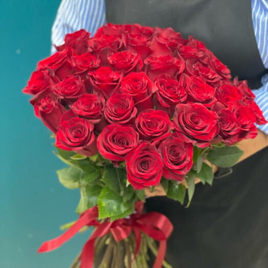 35 эквадорских роз на ленте