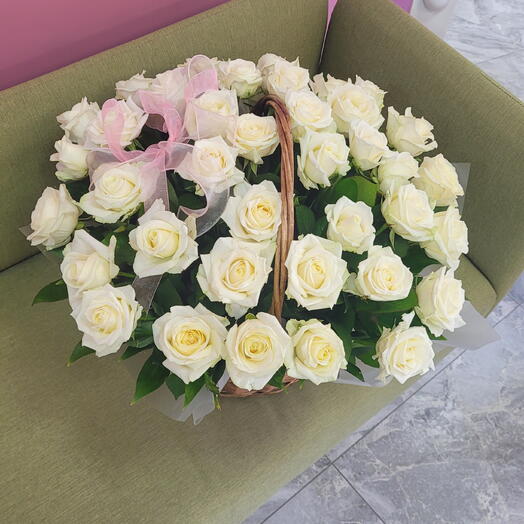 Корзина с белыми розами 35 штук