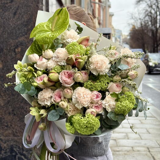 Весенний букет с амариллисами, антуриумами, кустовыми розами, гвоздиками, вибурнумом и хелеборусом