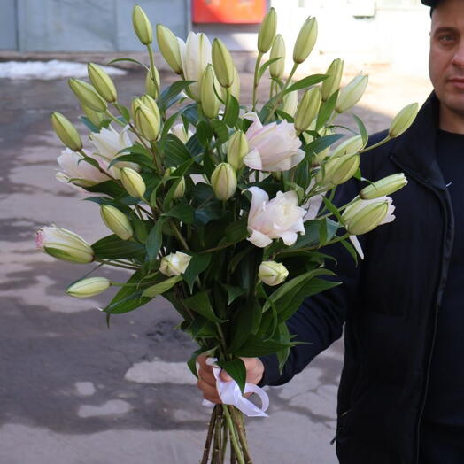 9 махровых белых лилий
