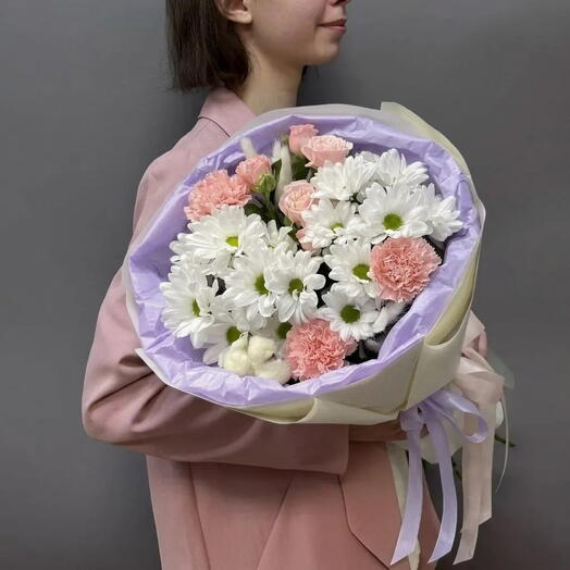 Букет из ромашковых хризантем и розовых гвоздик