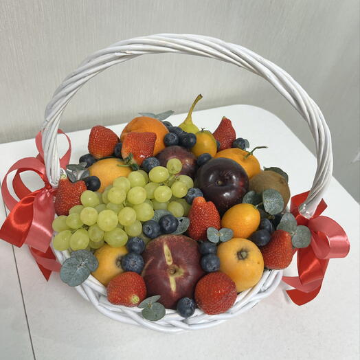 Фруктовая корзина с ягодками