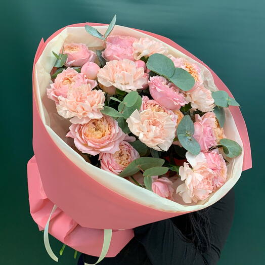 Букет пионовидных роз и диантусов 🌸