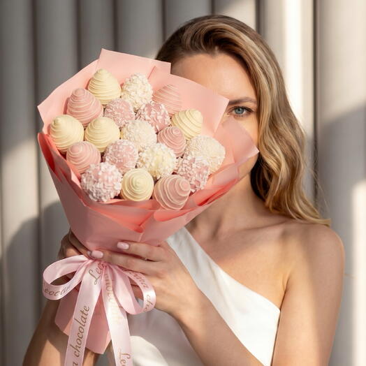 A bouquet of strawberries. Chocolate-covered strawberries. Gift set 041. Leora chocolate