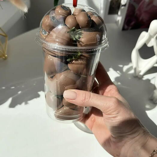 Клубника в стаканчике