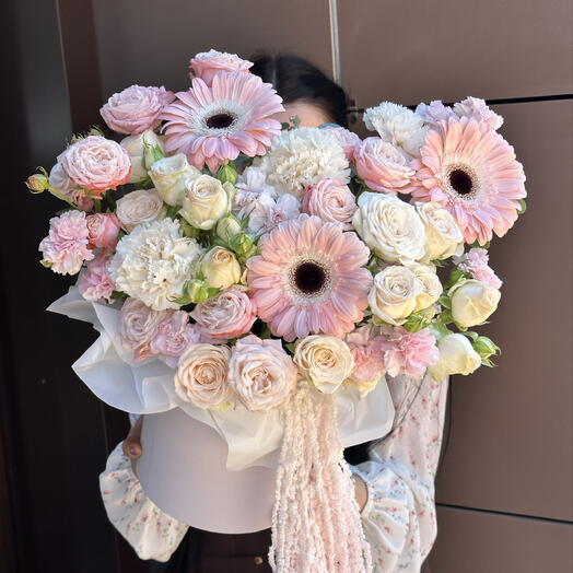 Нежная композиция с кустовыми розами, герберой и диантусами🤍🎀