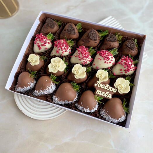 Corazón de chocolate-piñata con fresas cubiertas de chocolate