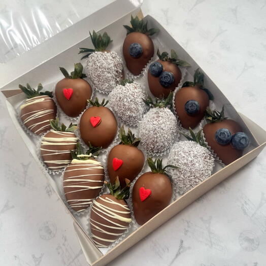 Клубника в шоколаде бокс 16-20 ягод + подарок от Vivienne Sabo — румяна MACARON