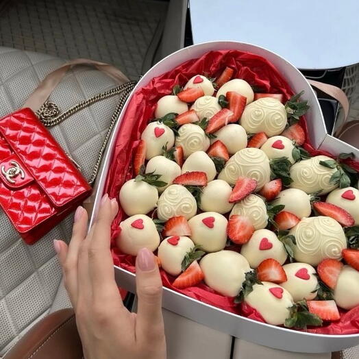 Клубника в белом шоколаде в коробке-сердце белого цвета