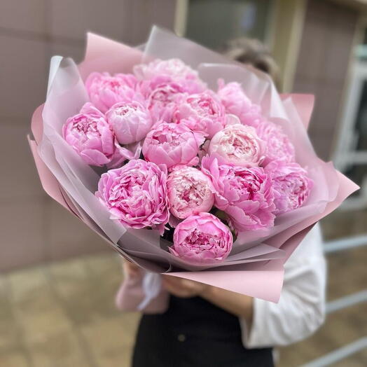 15 розовых пионов
