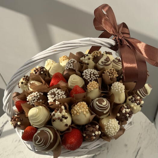 Корзина из клубники в шоколаде мужской вариант