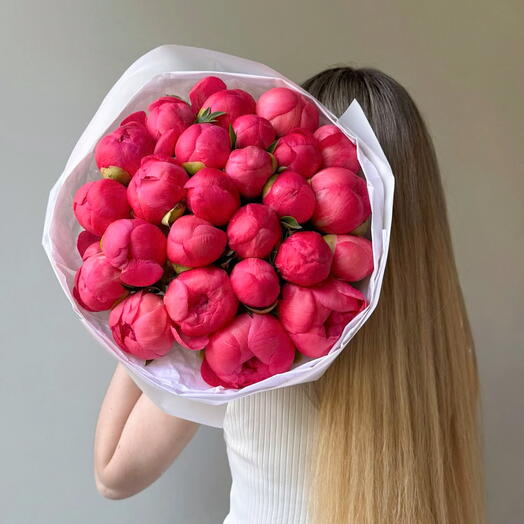 Букет ярких пионов