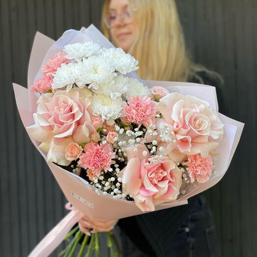 Airy pink bouquet with French roses and dianthus (096)