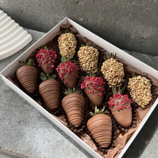 Клубника в молочном шоколаде Callebaut в коробке 12
