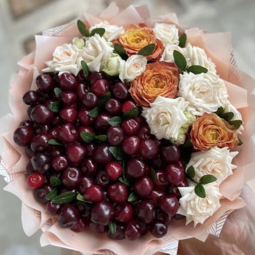 Букет из черешни с розами