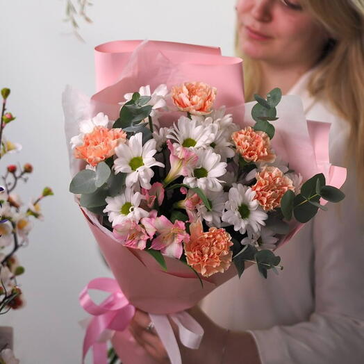 Романтичный букет из персиковых гвоздик, белых ромашек и розовой альстромерии с эвкалиптом
