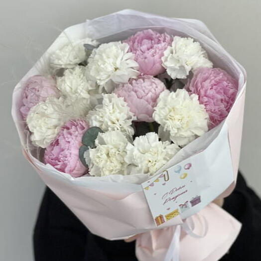 Букет пионов Сара Бернар и диантусов PEONY99