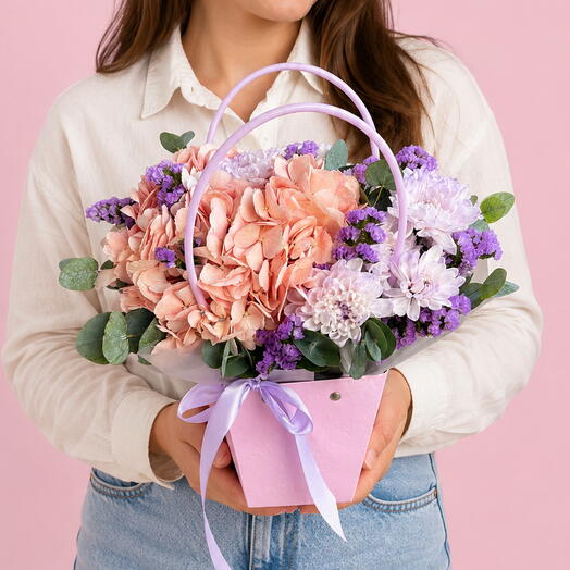 Розовый рассвет💗букет в сумочке из гортензий, хризантем и статицы