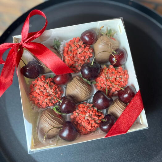 Коробочка клубника в шоколаде и свежая черешня