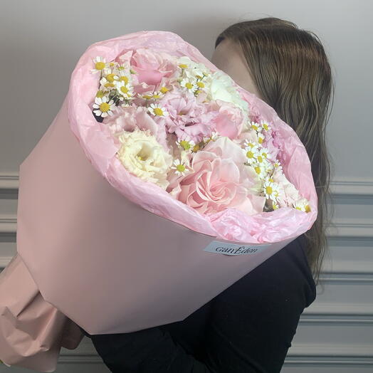 Нежный букет с танацетумом и эустомой
