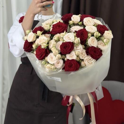 Микс из роз (кустовых и одноголовых)