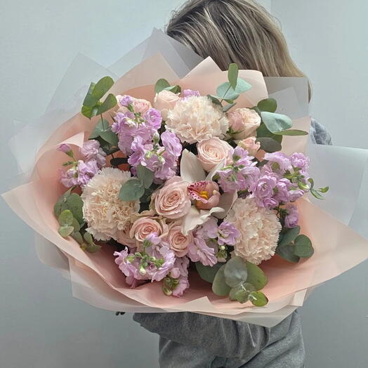 Букет из маттиолы, кустовой пионовидной розы, орхидеи, диантуса, эвкалипта