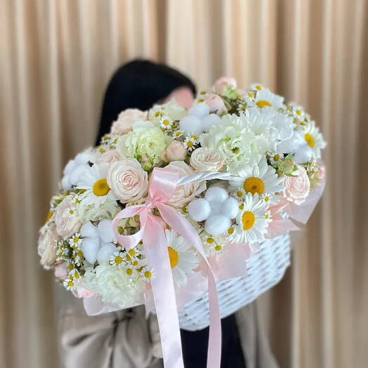 Нежная композиция с ромашкой, матрикарией, кустовой розой и эустомой🌸