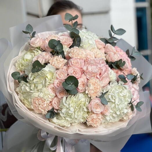 Гортензия с кустовыми розами