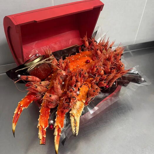 Сундук с камчатским крабом, креветкой и красной икрой «Рапсодия вкуса»