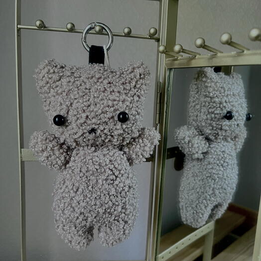 Плюшевый котик брелок корич