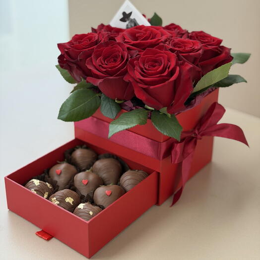 Подарочный набор: клубника в шоколаде и розы 🌹🍓