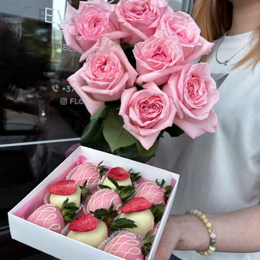 Комбо из 7 роз и клубники в шоколаде + подарок от Vivienne Sabo - румяна MACARON