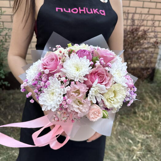 Композиция с розами и хризантемой  и гипсофила