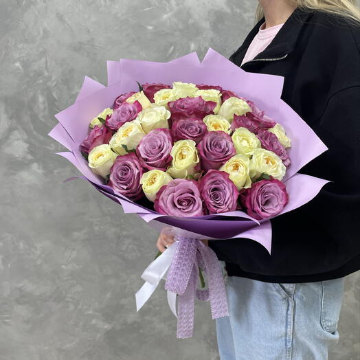 Букет из белых и сиреневых роз