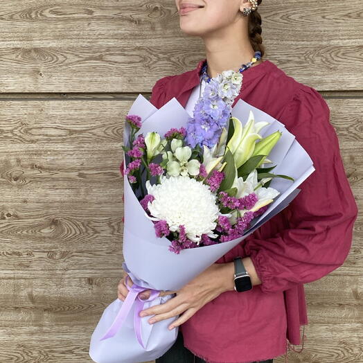 Букет с белой лилией и хризантемой