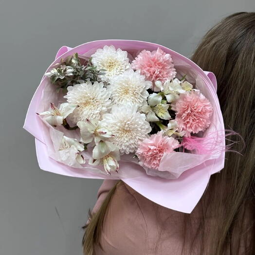 Букет из розовой гвоздики и альстромерии