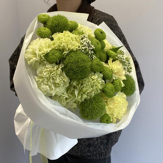 Сочный лайм 💚 Букет из диантусов, хризантем сантини в минималистичной упаковке🤍