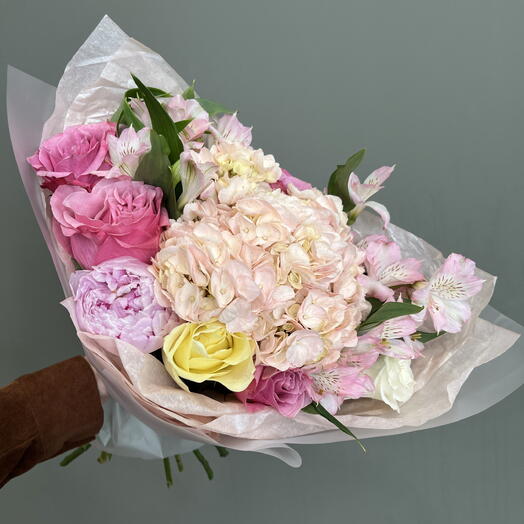 Авторский букет с гортензией, розами и альстромерией🌸