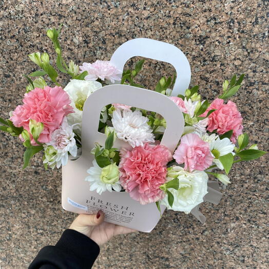 Красивая композиция в сумочке Bloom room, альстромерия, диантус, хризантема, эустома