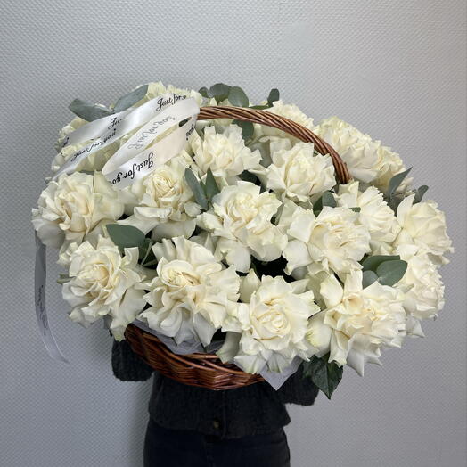 Нежная корзина с белыми ажурными розами💌