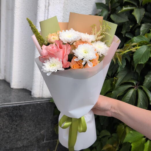 Букет-комплимент из хризантемы, амаранта, астильбы, французской розы, кустовых роз