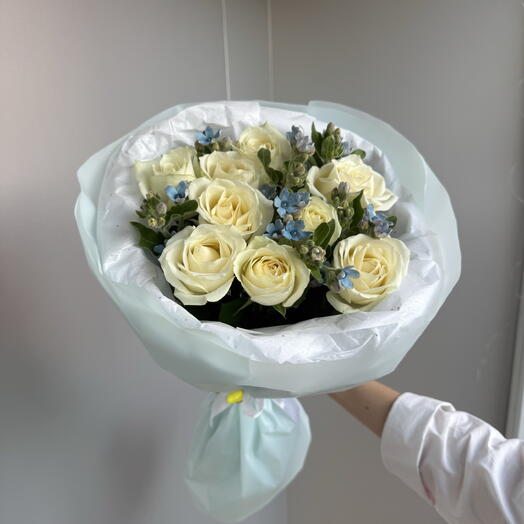 Букет из белых роз с незабудками