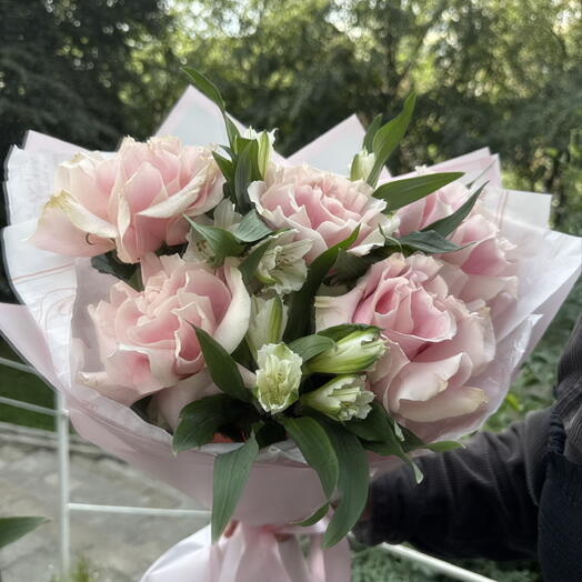 Нежный букет с французскими розами и альстромерией 🌷