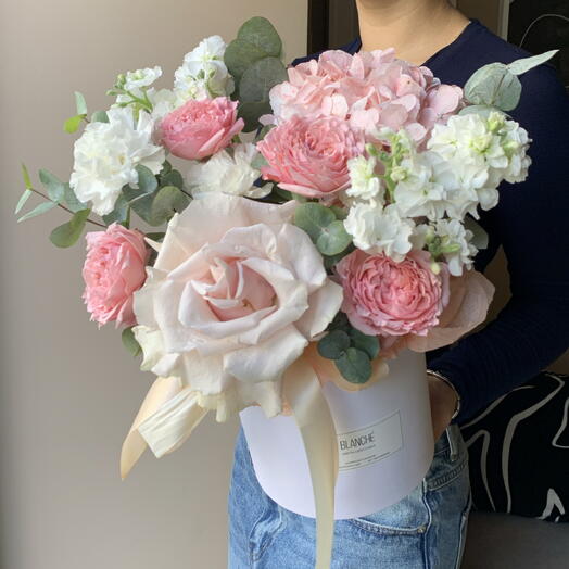 Композиция «Персиковый чай» с гортензией, маттиолой, кустовой розой🧡