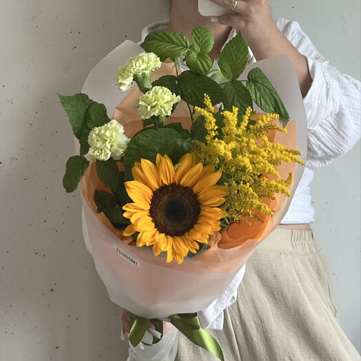 Букет на 1-ое/первое сентября с подсолнухом, малиной и диантусами💛