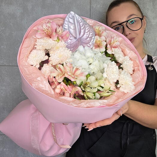 Нежный букет с гортензией 🌺 
Круглый букет из гортензии, антуриума, хризантем, альстромерий 🫶
