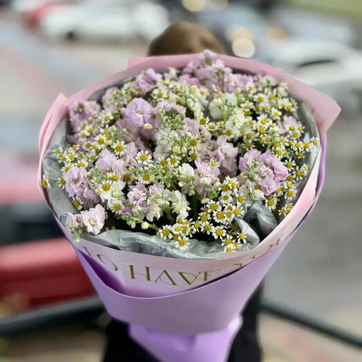 Букет из маттиолы и танацетума