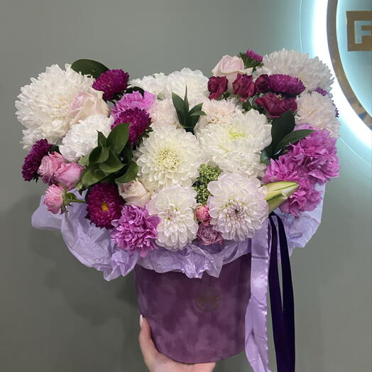 Коробочка с розами , георгинами , хризантемой и Астрой