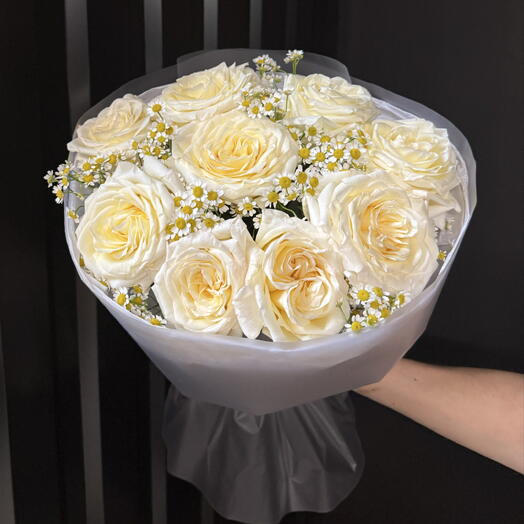 Авторский букет с ромашками и пионовидными розами🌼